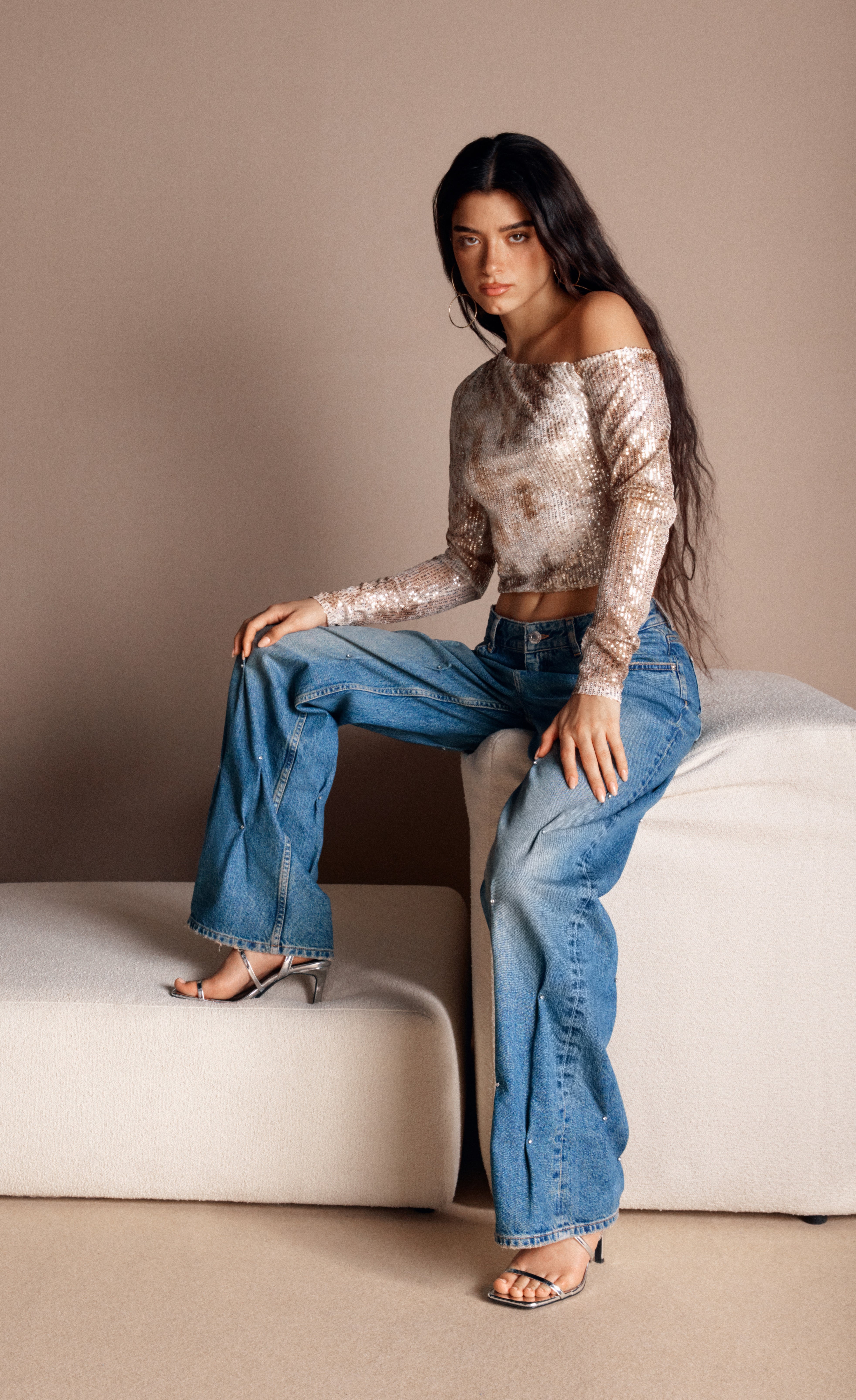Dixie D’Amelio, ‘tiktoker’: “Hablé de mi trastorno disfórico premenstrual porque no se habla lo suficiente de ello” 3 Top tie-dye lentejuelas, jeans rectos con strass y sandalias metalizadas de tacón, todo de PULL&BEAR.