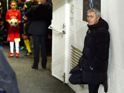 Mourinho espera el comienzo del partido en el túnel de vestuarios.