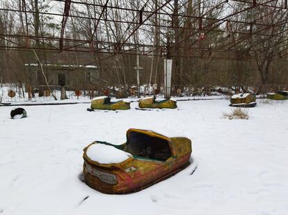 El reactor 4 de la central de Chernóbil ardió durante 10 días y las partículas invisibles que arrojó a la superficie contaminaron 142.000 kilómetros cuadrados, desde el norte de Ucrania al sur de Bielorrusia y la rusa Briansk. La lluvia radiactiva llegó aún más lejos. Las consecuencias de la catástrofe aún perviven.