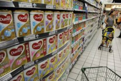 Vista de unos estantes con leche en polvo de la marca Dumex en Pekín (China). EFE/Archivo