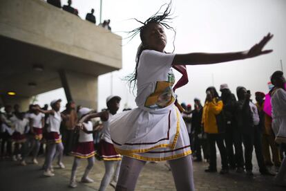 Varias niñas bailan durante el servicio religioso oficial en memoria del expresidente Nelson Mandela en Johannesburgo (Sudáfrica).