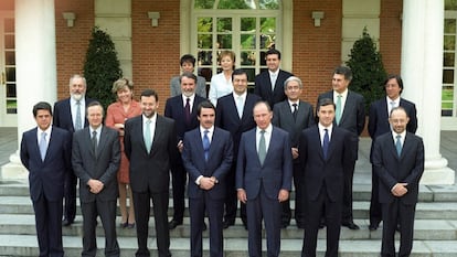 Foto de familia del Gobierno de José María Aznar, ante la puerta del Palacio de la Moncloa, en abril del año 2000.