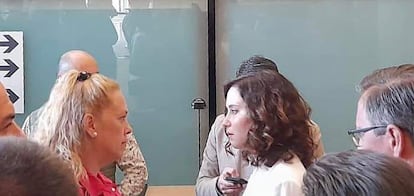 Julia Martínez e Isabel Díaz Ayuso, frente a frente, el pasado jueves en los pasillos de la Asamblea de Madrid, en una imagen facilitada por la familiar de la residente.