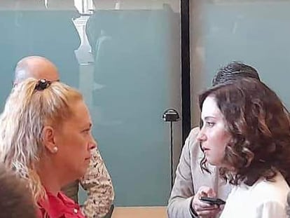 Julia Martínez e Isabel Díaz Ayuso, frente a frente, el pasado jueves en los pasillos de la Asamblea de Madrid, en una imagen facilitada por la familiar de la residente.