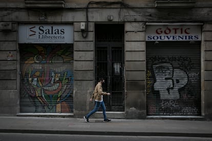 Comercios cerrados en en el barrio Gótico de Barcelona.