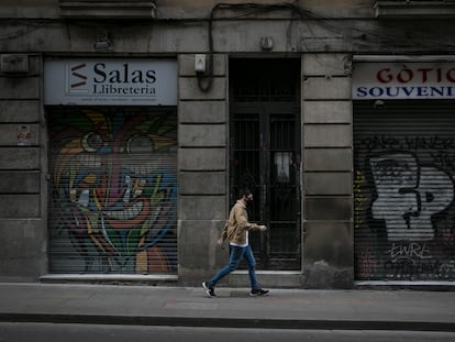 Comercios cerrados en el barrio Gótico de Barcelona.