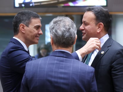 El presidente del Gobierno, Pedro Sánchez, saluda a su homólogo irlandés Leo Varadkar, en Bruselas, este jueves.