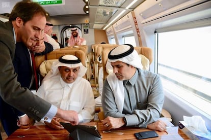 El ministro saudí de Transporte, Nabeel Al-Amudi, a la derecha, atiende las explicaciones sobre los detalles del Ave, llamado Haramain Express