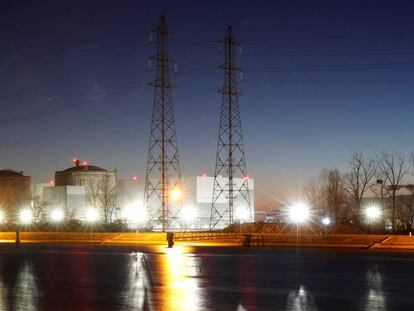 Planta de energía nuclear de EDF y Gran Canal de Alsacia, cerca de Fessenheim (France).