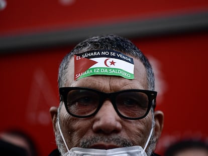 Un manifestante toma parte de una protesta en favor del Sáhara, el miércoles en Pamplona.