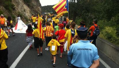 Un gendame francés contempla el desfile de manifestantes en la zona de el Pertús.