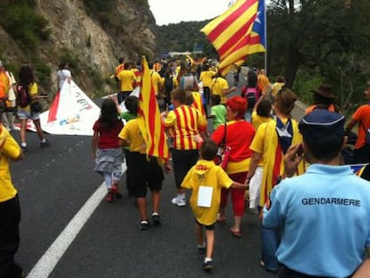 Un gendame franc&eacute;s contempla el desfile de manifestantes en la zona de el Pert&uacute;s.