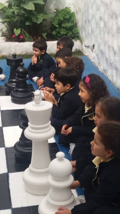 Alumnos del centro Osito Pardo, de Bogotá, durante una clase en el tablero gigante