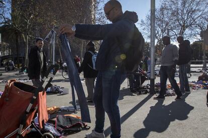 Ambient al mercat ambulant il·legal que gairebé cada dia s'instal·la a la plaça de les Glòries de Barcelona. Al fons es pot veure la torre Agbar, un dels edificis d'oficines més cotitzats de la ciutat, i testimoni freqüent de les discussions que es produeixen entre venedors i compradors o entre els mateixos venedors.