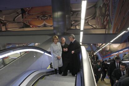 Esperanza Aguirre, Alberto Ruiz-Gallardón e Ignacio Echevarría (detrás), tras su llegada a la nueva estación de Alsacia.