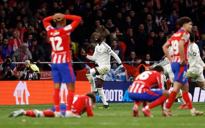 Antonio Rudiger del Real Madrid, celebre el triunfo de su equipo antre los jugadores abatidos del atlético de Madrid