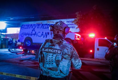 Elementos del Ejército custodian una camioneta que fue encontrada con varios cuerpos en su interior en Culiacán, Sinaloa.