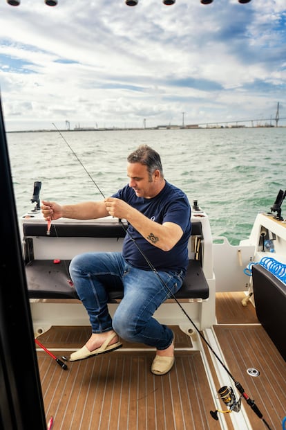 Ángel León sale a pescar con su barco, atracado en Puerto Sherry, casi a diario.