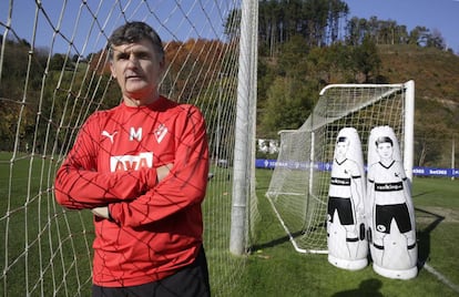 José Luis Mendilibar, técnico del Eibar, tras un entrenamiento.