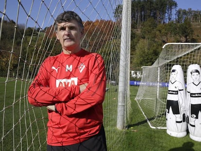 José Luis Mendilibar, técnico del Eibar, tras un entrenamiento.