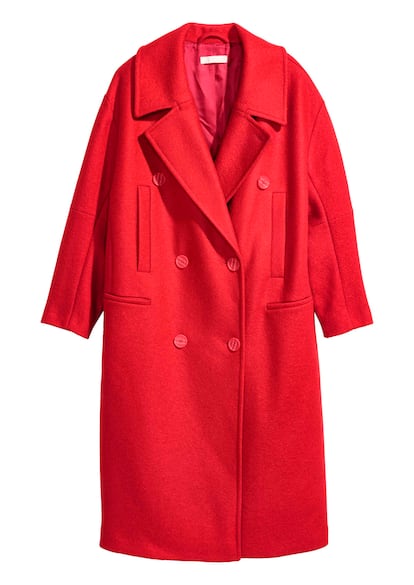 El total look en rojo es uno de los más vistos en los editoriales de moda, diseñadores y expertos en moda apuestan por esta combinación.  Abrigo over size de H&M ( 129 euros)