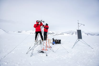 El ingeniero Sebastián Alfaro y el técnico Bastián Oyarce instalan una nueva estación meteorológica en el campamento de Glaciar Unión.