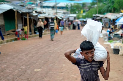 Los sucesos repentinos, como el desplazamiento en masa de los rohinyás de Myanmar, suponen un reto para el algoritmo. Un joven transporta víveres y materiales en el campo de refugiados de Kutupalong.