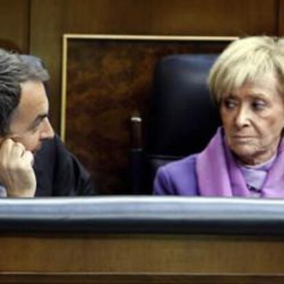 El presidente del Gobierno, José Luis Rodríguez Zapatero, conversa con las vicepresidentas primera y segunda, Maria Teresa Fernández de la Vega y Elena Salgado, respectivamente, durante el pleno del Congreso celebrado esta tarde en la Cámara Baja