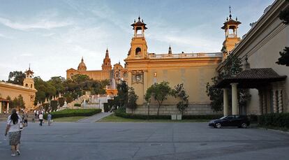 El MNAC y uno de los pabellones que podría acoger el museo de arquitectura que defiende Vila.