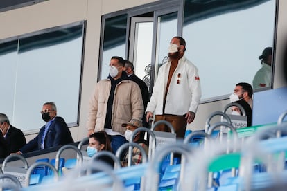 Ramos y Lucas Vázquez, en la grada del Di Stéfano durante el partido contra el Levante.