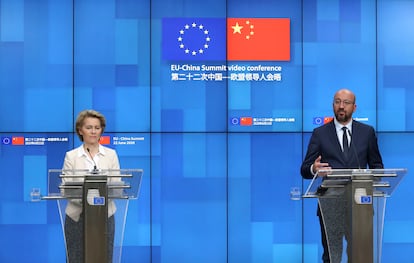 Ursula Von der Leyen y Charles Michel durante la rueda de prensa posterior a la cumbre entre la UE y China en junio.