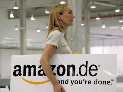 Una empleada llevado un cartel con el logo de Amazon
