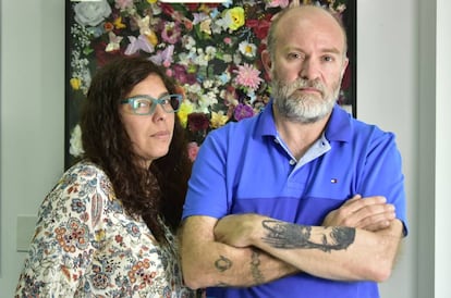 Andrea Antico y su pareja, Sergio Maldonado, en las oficinas de Amnistía Internacional en Buenos Aires.