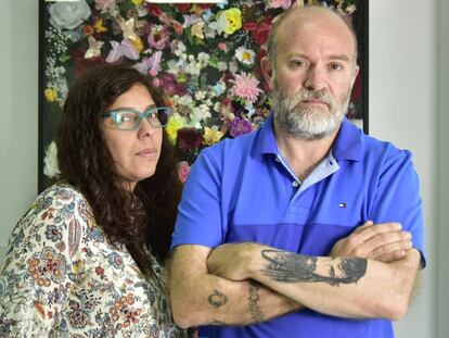 Andrea Antico y su pareja, Sergio Maldonado, en las oficinas de Amnistía Internacional en Buenos Aires.