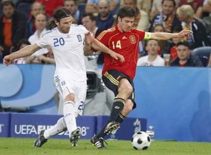 Xabi Alonso controla el balón perseguido por el extremo griego Amanatidis.
De la Red disputa el balón de cabeza con Kyrgiakos.