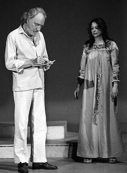 Fernando Fernán-Gómez y Emma Cohen en un ensayo de <i>Del rey Ordás y su infancia,</i> en 1983.