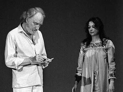 Fernando Fernán-Gómez y Emma Cohen en un ensayo de <i>Del rey Ordás y su infancia,</i> en 1983.