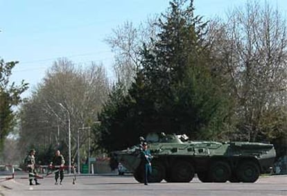 Soldados uzbekos establecen un control de carreteras en la entrada de la capital, Tashkent.