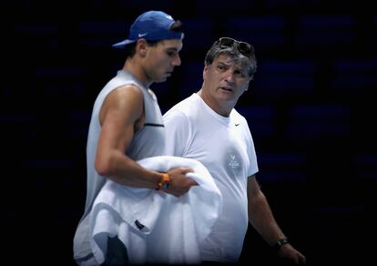 Rafa Nadal en Londres en 2017, junto a Toni Nadal. 