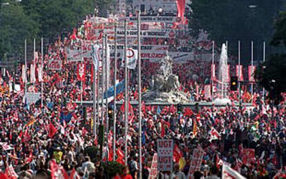 Imagen de la manifestación de ayer contra el <b></b><i>decretazo</i> a su paso por la plaza de Cibeles.