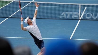Andy Murray, ex número uno del mundo y ganador de tres grand slams, realiza un saque en un partido de la gira americana