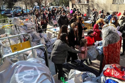 La Fundación Madrina organiza el acto en el que los Reyes Magos entregan más de 2.000 regalos a 657 niños de familias numerosas de 4 a 9 hijos, familias con niños enfermos o bien con alguna discapacidad, este martes en Madrid.