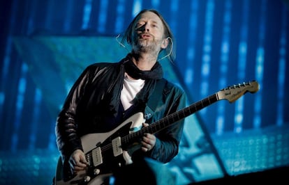 El cantante de Radiohead ha conseguido escalar un peldaño más en el podio de los señores que frenan eternamente la alopecia. Y lo ha hecho gracias a dejarse el pelo largo, ponerse coleta y no parecer Danny De Vito en Los gemelos golpean dos veces. Ovación cerrada. Milagro de la ciencia.