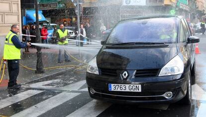 Usuarios del parking incendiado seguían ayer recuperando sus coches.