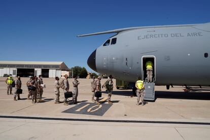 Militares españoles embarcan este martes en el segundo de los dos aviones del Ejército del Aire enviados para las labores de repatriación en Kabul.