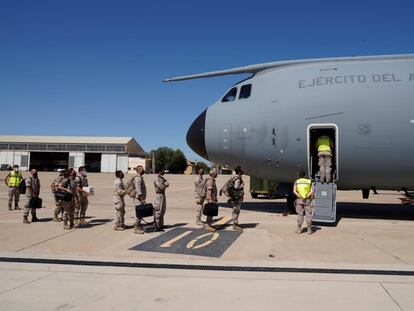 Militares españoles embarcan este martes en el segundo de los dos aviones del Ejército del Aire enviados para las labores de repatriación en Kabul.