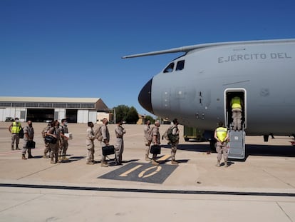 Militares españoles embarcan este martes en el segundo de los dos aviones del Ejército del Aire enviados para las labores de repatriación en Kabul.