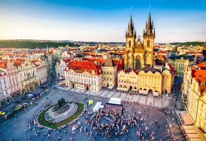 Vista area de la plaza de la Ciudad Vieja, en Praga (Repblica Checa), al atardecer.