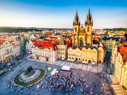 Vista aérea de la plaza de la Ciudad Vieja, en Praga (República Checa), al atardecer.