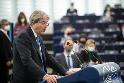 El comisario europeo, Paolo Gentiloni, se dirige a la cámara durante el debate sobre los 'Papeles de Pandora'.